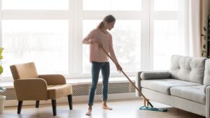 Vệ sinh các bề mặt, góc khuất trong phòng