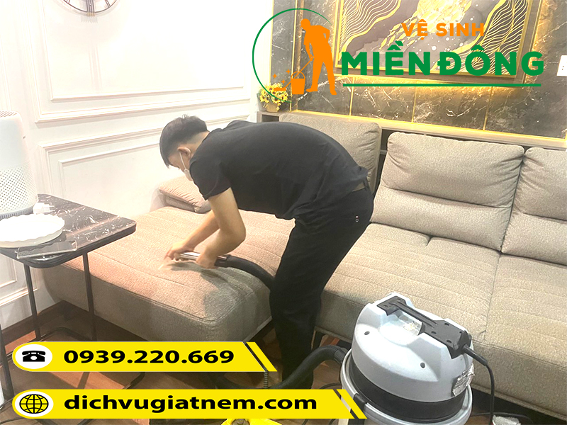 Quy trình giặt ghế sofa tại Vệ sinh Miền Đông
