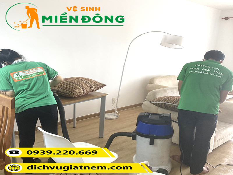 Nhân viên giặt ghế sofa làm sạch sofa bằng vải như nào?