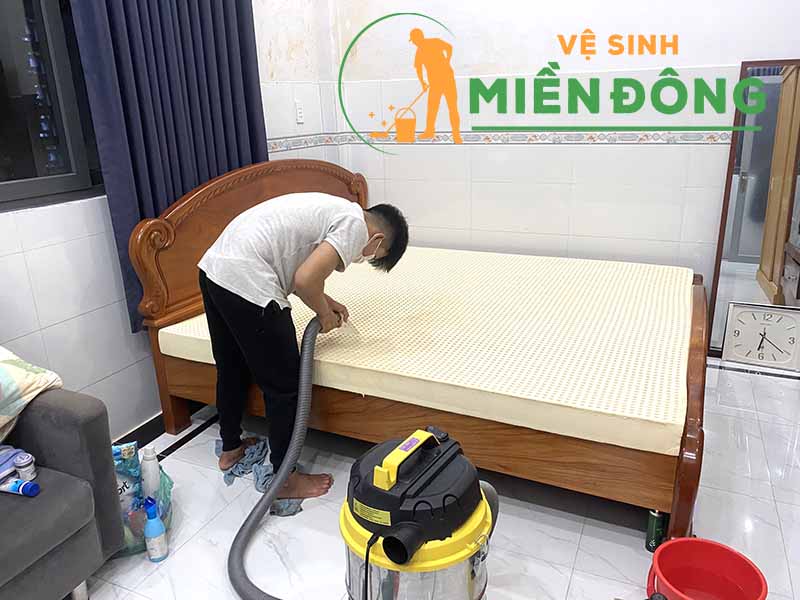 Quá trình giặt nệm của Vệ sinh Miền Đông