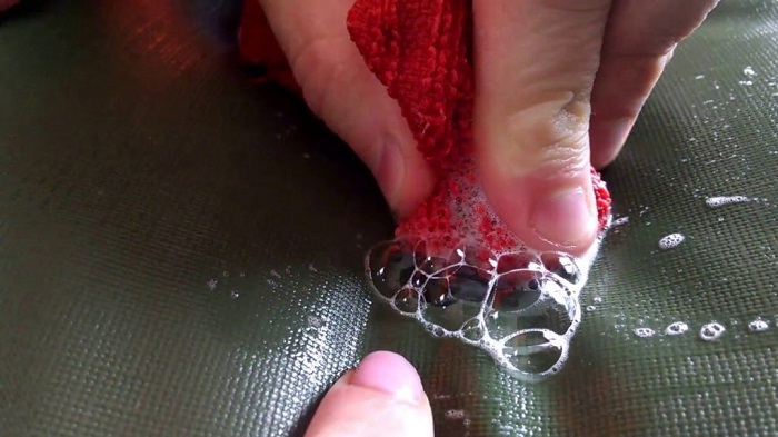 Hướng dẫn 3 cách dán nệm hơi bị lủng tại nhà hiệu quả 4 cach-dan-nem-hoi-bi-lung