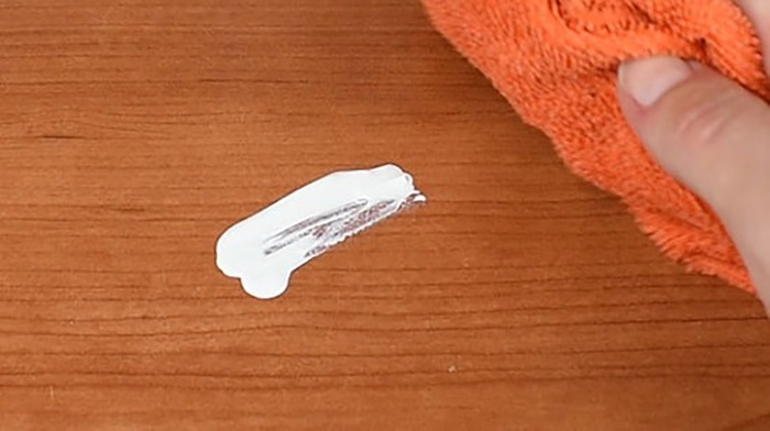 Cách Tẩy Màu Acrylic Trên Sàn Gỗ Và Đồ Nội Thất Gỗ