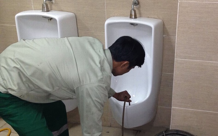 khử mùi bồn tiểu nam